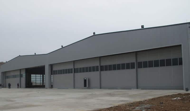 hangar de aviones con estructura de acero